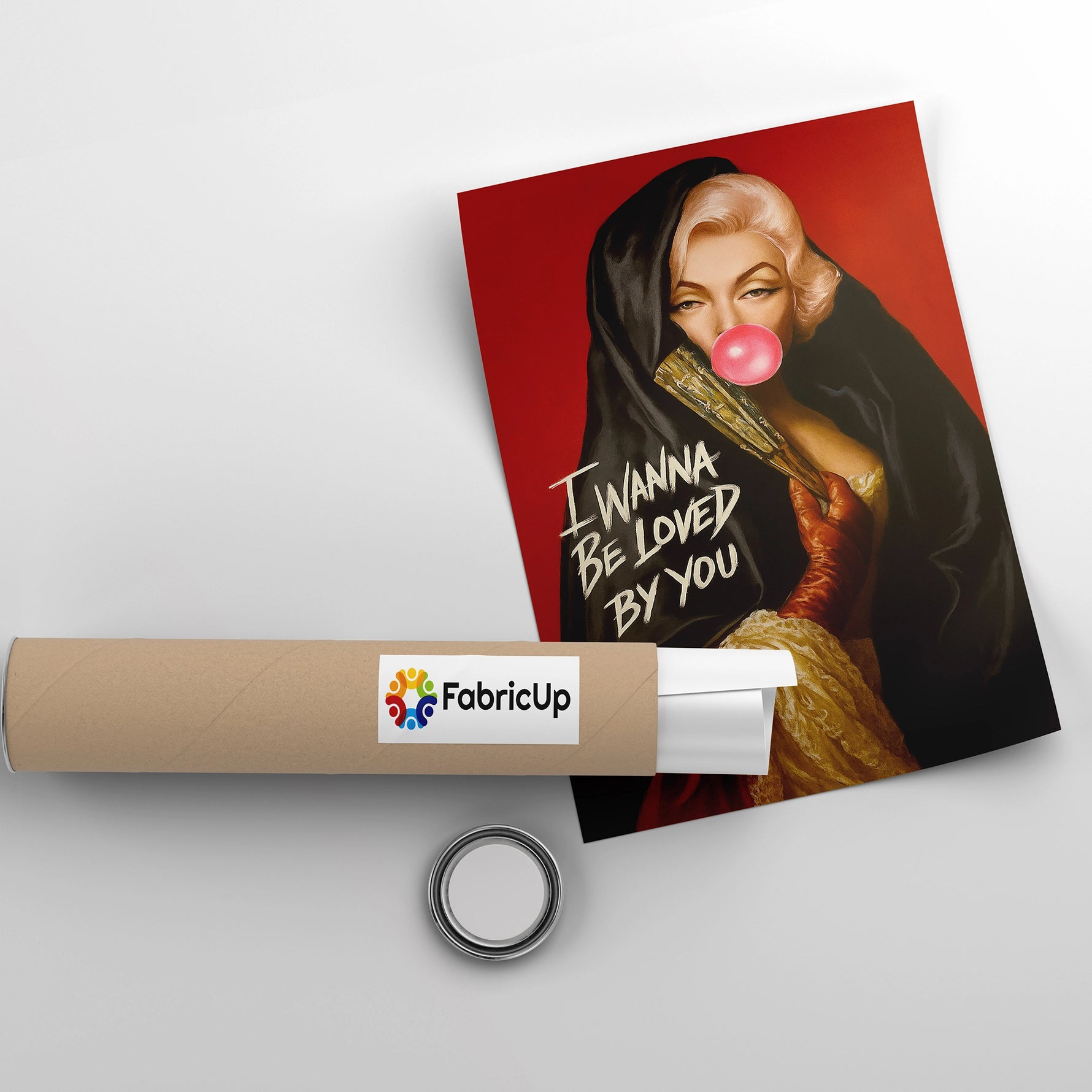 Poster tarzı kanvas baskı, retro Hollywood atmosferini yansıtan pop art kadın portresi ile enerjik ve trend bir duvar dekoru alternatifi sunar. Hafif yapısı ve yüksek çözünürlüklü FabricUp dijital baskı kalitesi sayesinde genç odası, ofis ve modern mekânlar için şık ve dekoratif kullanım sağlar.