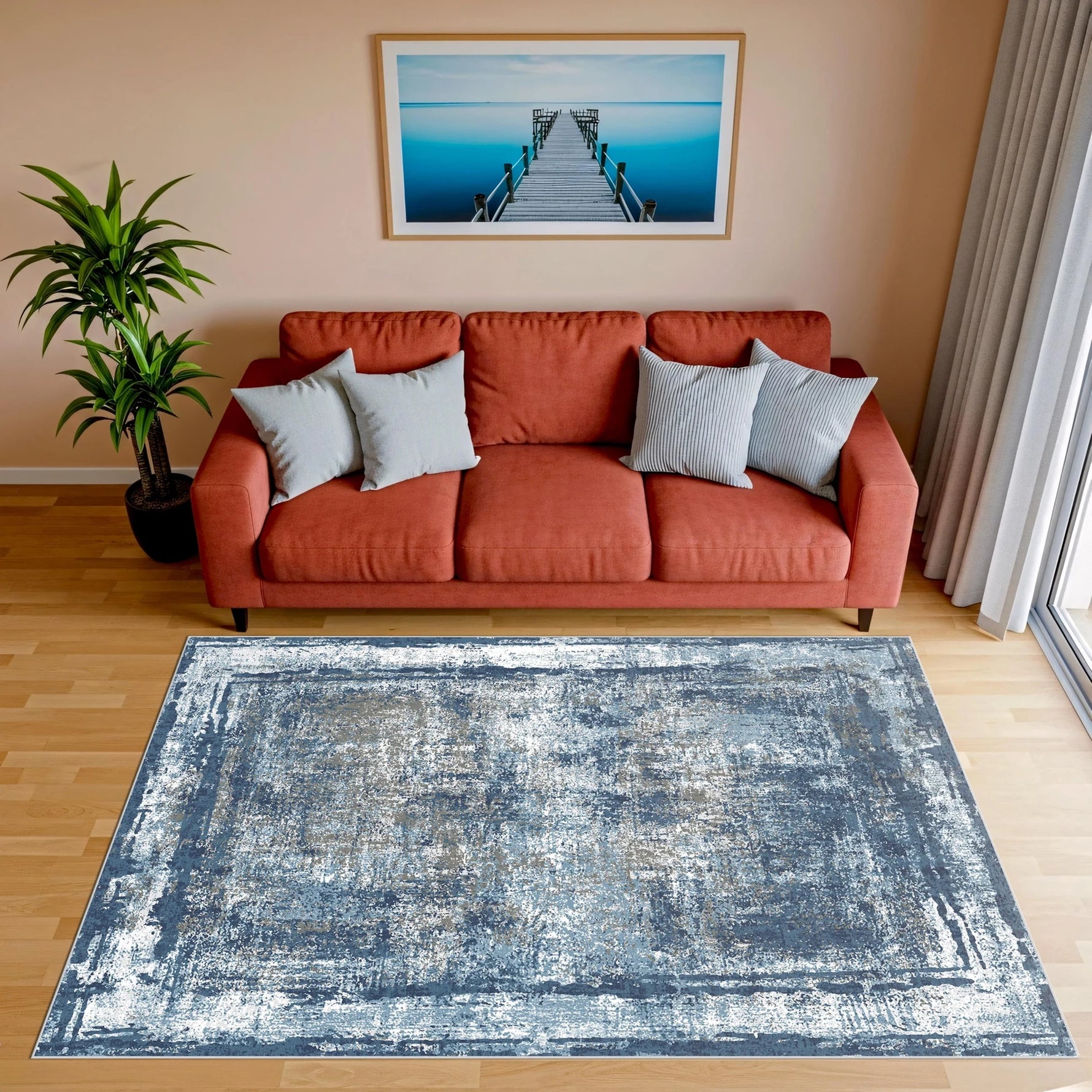 Dumanlı mavi tonlar, düzensiz yüzey dokusu ve soluk geçiş efektleriyle hazırlanan bu modern halı, minimal, endüstriyel ve çağdaş dekorasyon anlayışını yansıtan soyut desenli bir tasarım olarak öne çıkar.
