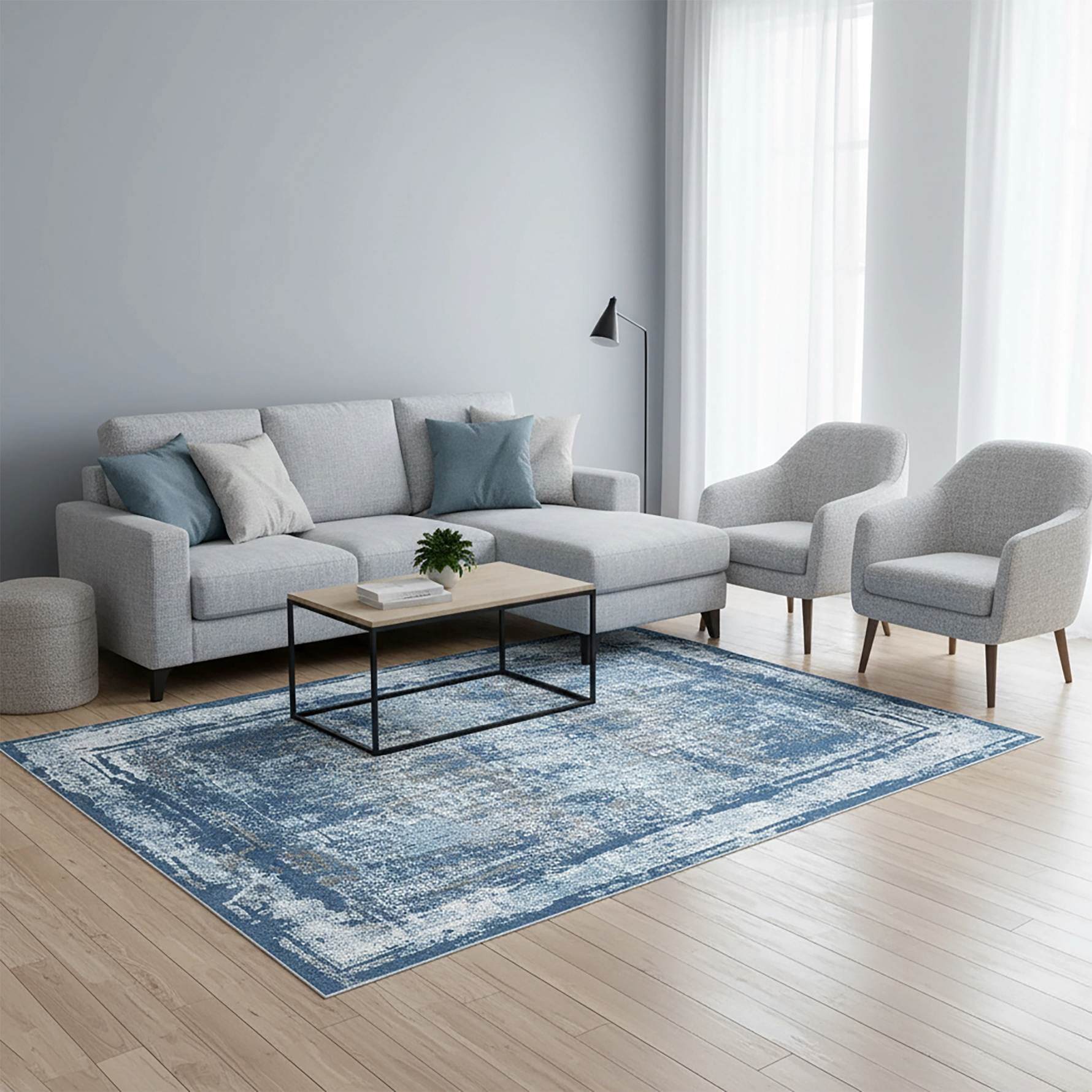 Mavi ve gri tonların eskitme efektli geçişleriyle oluşturulmuş soyut desenli dijital baskı halı, modern vintage stil, distressed doku, minimal renk paleti ve çağdaş dekorasyon için ideal, sade ama güçlü bir zemin tasarımı sunar.
