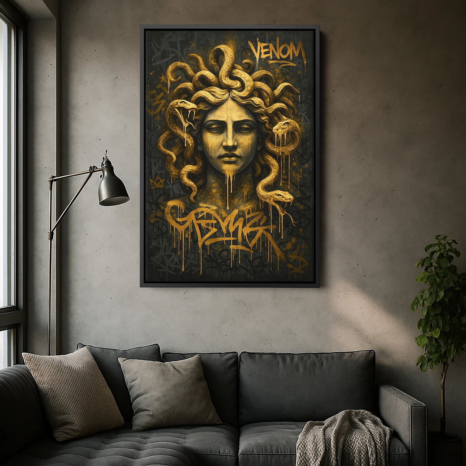 Siyah çerçeveli kanvas tablo, koyu zemin ve altın tonlu yılan figürleriyle dramatik kontrast yaratan dekoratif duvar dekoru tasarımıdır. FabricUp dijital baskı teknolojisi ile üretilen yüksek çözünürlüklü baskı, net detaylar ve derin renklerle modern kanvas tablo görünümü sağlar.