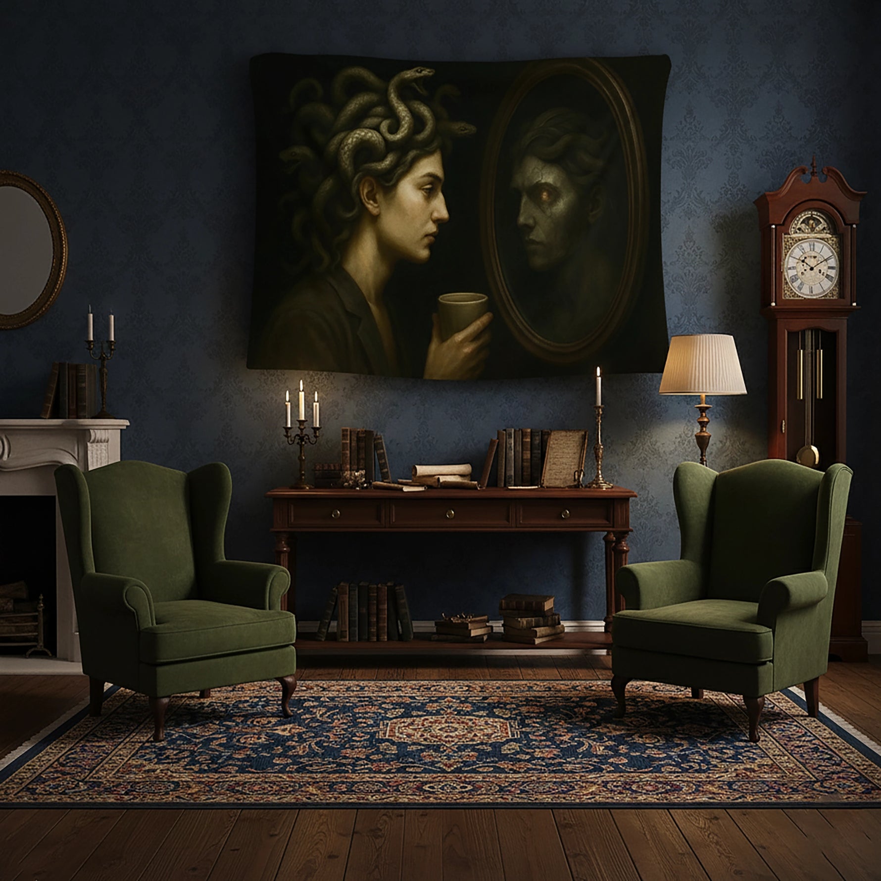 Gotik ve mistik atmosferde tasarlanmış FabricUp duvar örtüsü, yılan saçlı Medusa figürü ve aynadaki karanlık yansımasıyla dramatik bir sanat kompozisyonu sunar. Yüksek çözünürlüklü dijital baskı sayesinde gölgeler derin, detaylar net ve etkileyicidir.