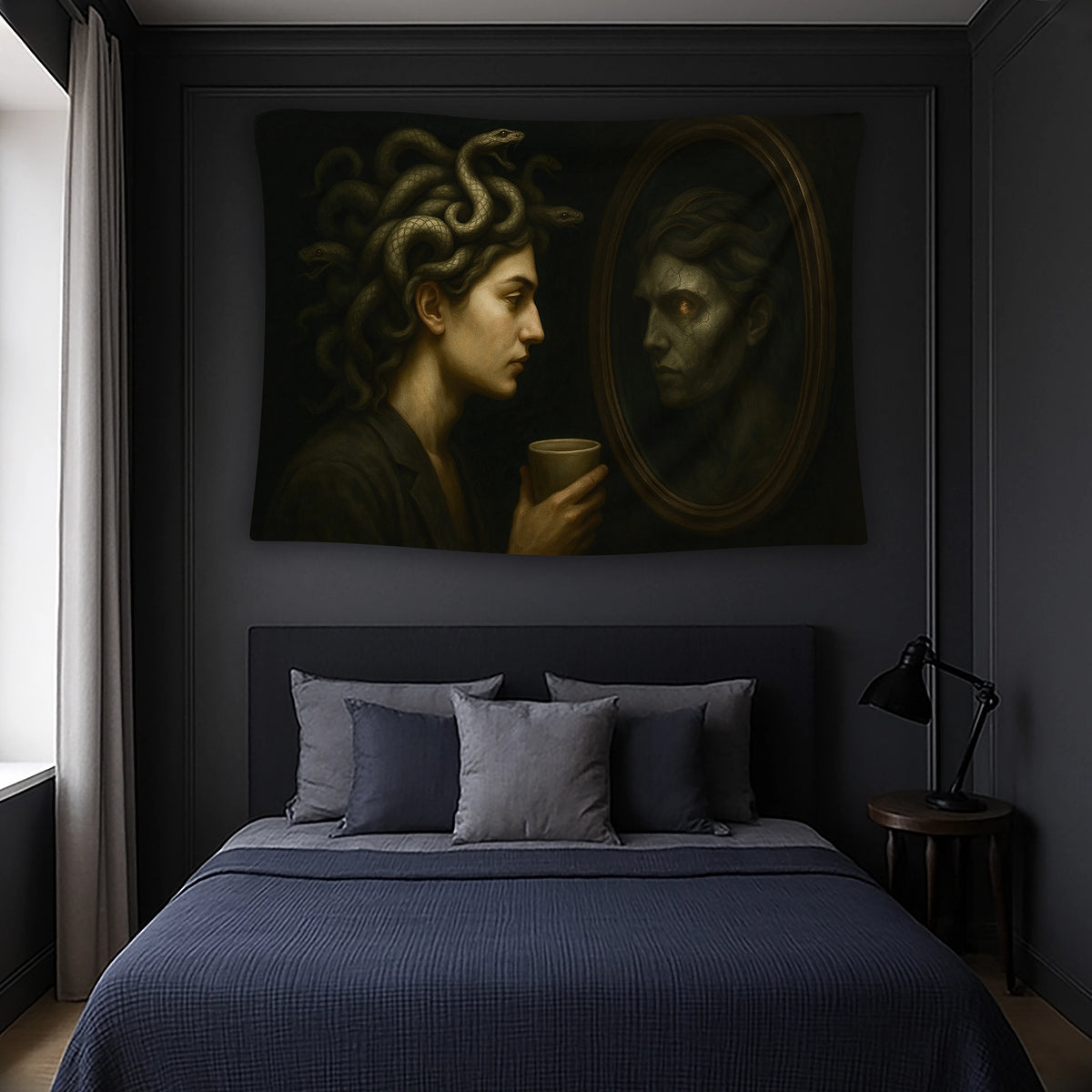 Gotik ve mistik atmosferde tasarlanmış FabricUp duvar örtüsü, yılan saçlı Medusa figürü ve aynadaki karanlık yansımasıyla dramatik bir sanat kompozisyonu sunar. Yüksek çözünürlüklü dijital baskı sayesinde gölgeler derin, detaylar net ve etkileyicidir.