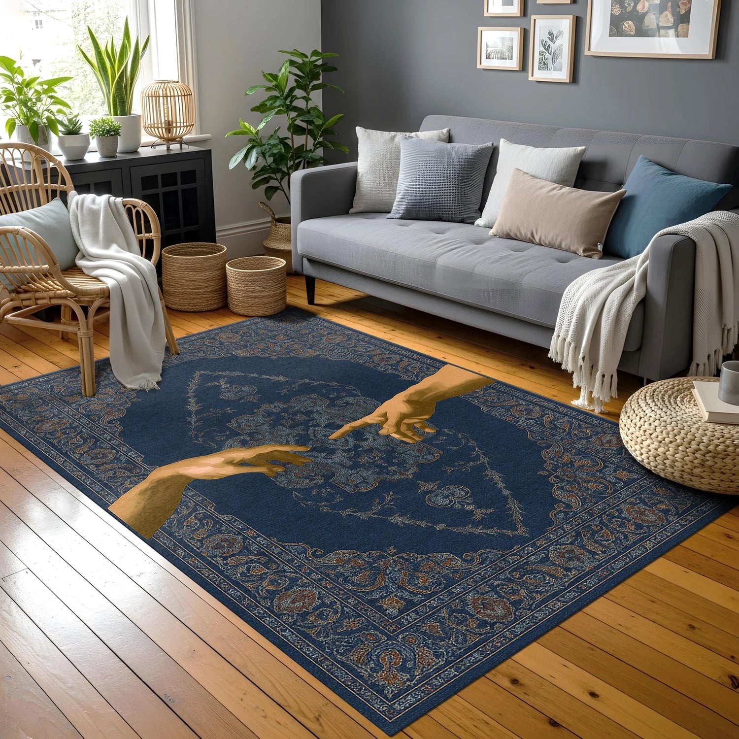 Lacivert zemin üzerinde klasik oriental bordür deseni ve merkezde birbirine uzanan iki el figürüyle tasarlanmış bu sanatsal halı, Rönesans esintili kompozisyon, sembolik insan teması, vintage estetik ve klasik tablo stilini bir araya getiren güçlü bir görsel anlatım sunar.
