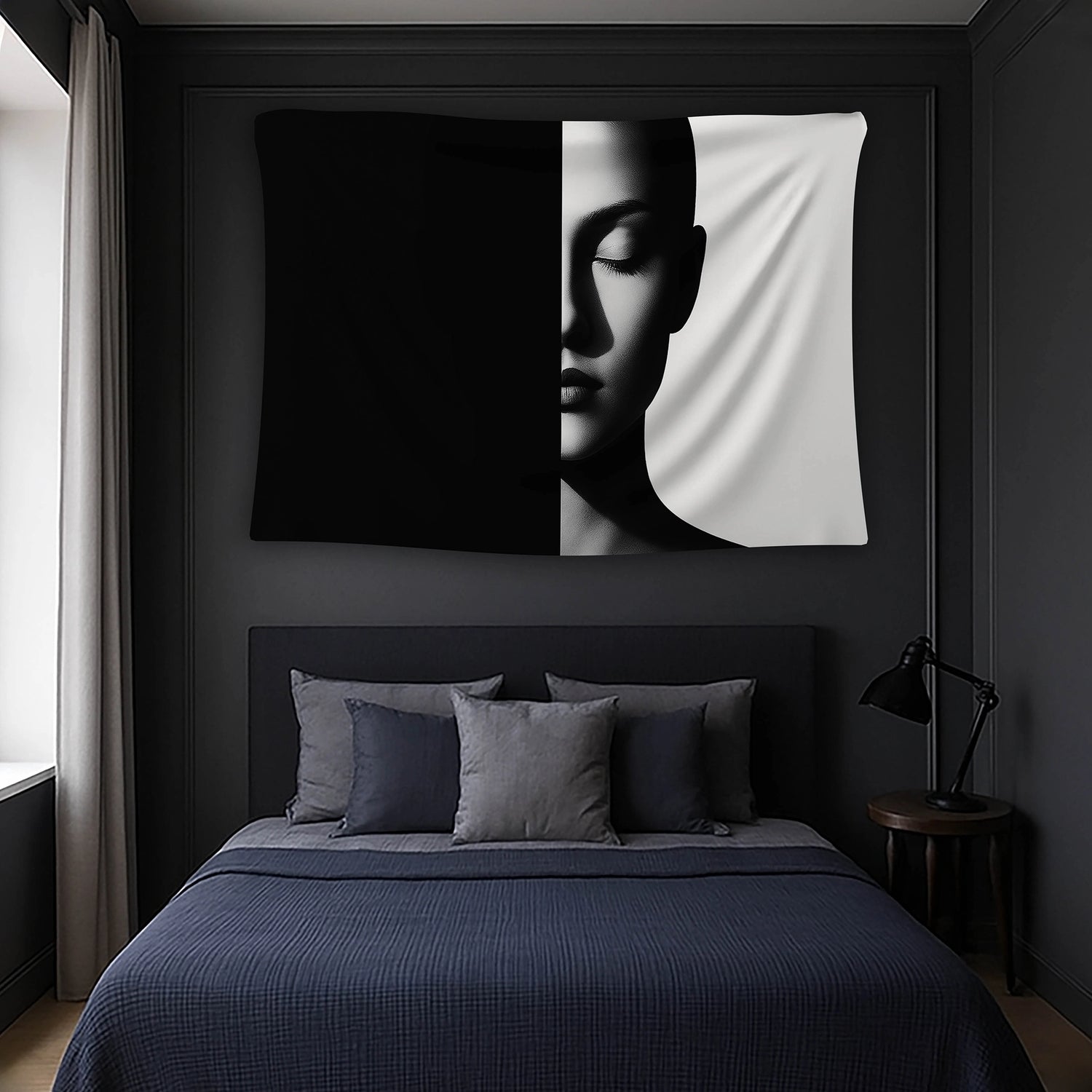 Yarım aydınlık yarım gölge kompozisyonlu kadın yüzü illüstrasyonu ile hazırlanan bu duvar örtüsü, siyah beyaz renk paleti ve yüksek kontrast detaylarıyla minimal, modern ve çağdaş sanat stilini yansıtır; salon, yatak odası ve ofis için şık bir duvar tekstil ürünüdür.