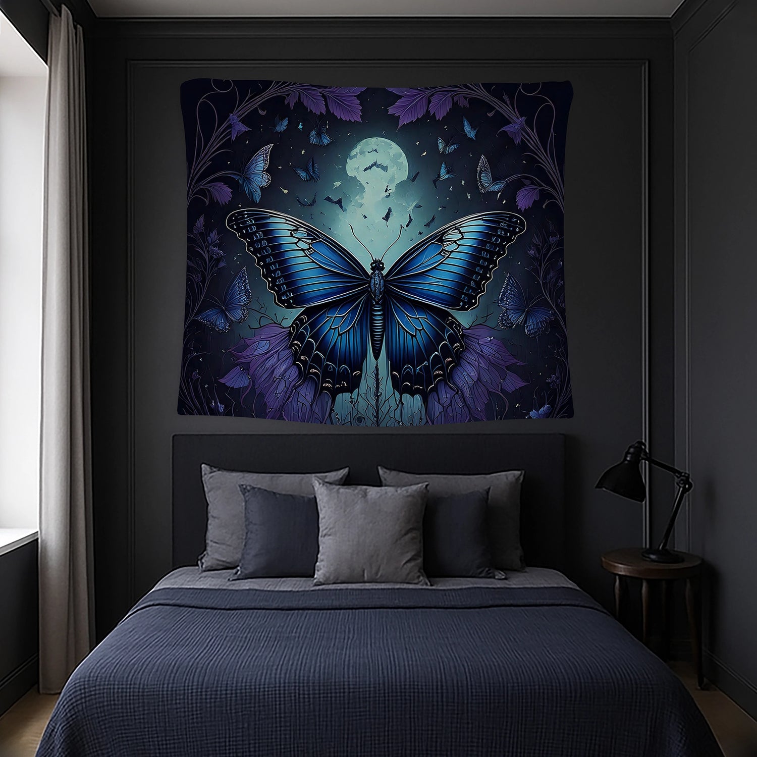 Gece manzarası, kelebek kanat dokuları ve derin lacivert tonlarla öne çıkan FabricUp duvar örtüsü, modern ve bohem mekânlara güçlü bir atmosfer kazandırır. Hafif tekstil yapısı kolay asılır, net baskı kalitesiyle tüm detaylar belirgin şekilde yansır.