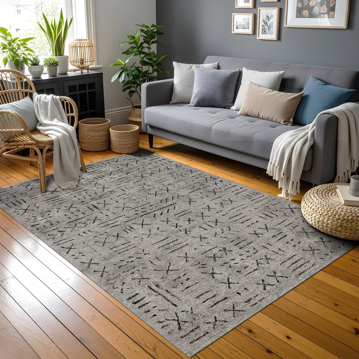 Gri tonlu arka plan üzerinde dağınık lineer çizgiler ve küçük artı sembolleri içeren modern halı, minimal geometrik desen, soyut sanat stili ve nötr renk paletiyle contemporary dekorasyon anlayışını yansıtır.
