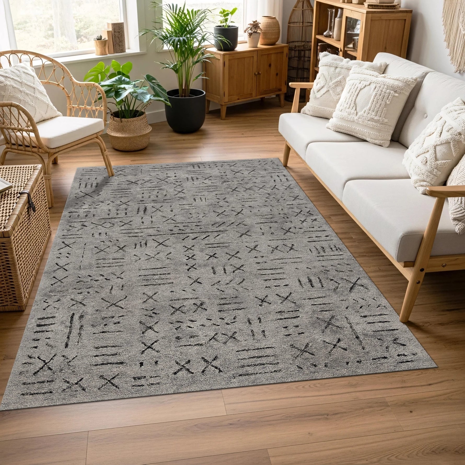 Açık gri taban üzerinde serbest yerleşimli siyah lineer motifler ve grafik semboller barındıran bu modern halı, soyut geometrik desen, minimal estetik ve skandi dekorasyon temalarıyla güçlü bir görsel uyum sağlar.
