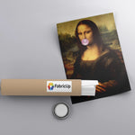 Poster estetiğinde tasarlanan Mona Lisa ve pop art sakız balonu temalı kanvas tablo, klasik tabloyu eğlenceli ve çağdaş bir duvar sanatına dönüştürür. Net tipografi ve renk vurgusu kaliteli baskıyla dikkat çeker, genç ve modern alanlar için FabricUp koleksiyonu parçasıdır.