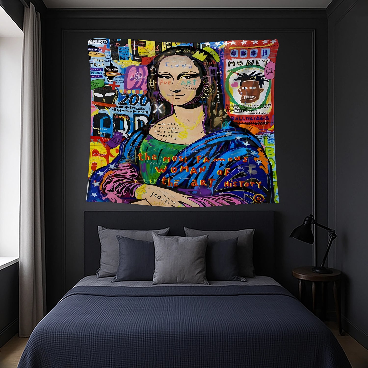 
Klasik Mona Lisa portresinin sokak sanatı yorumuyla hazırlanan FabricUp duvar örtüsü, tipografik yazılar ve parlak renk geçişleriyle dikkat çeken modern bir tasarıma sahiptir. Hafif kumaş yapısı ve kaliteli baskı ile uzun ömürlü dekoratif kullanım sunar.