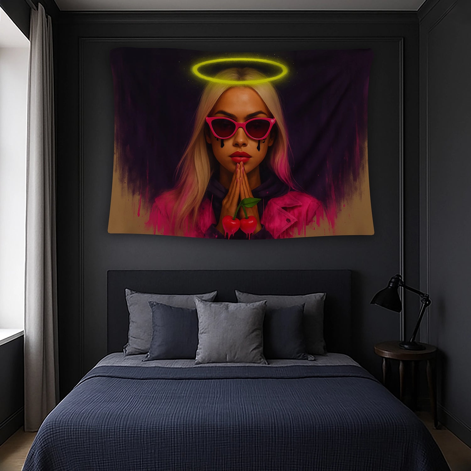 Başında neon hale bulunan, pembe güneş gözlükleri ve kiraz sembolüyle tasvir edilmiş çağdaş kadın figürü, modern pop art tarzında hazırlanmış dekoratif duvar örtüsüdür. Koyu arka plan üzerindeki canlı renk patlamaları mekana dinamik, genç ve özgün bir hava kazandırır. Loft, genç odası ve yaratıcı ofis alanları için ideal olan bu yüksek çözünürlüklü baskı, detaylı yüz dokusu ve parlak tonlarıyla FabricUp imzası taşır.