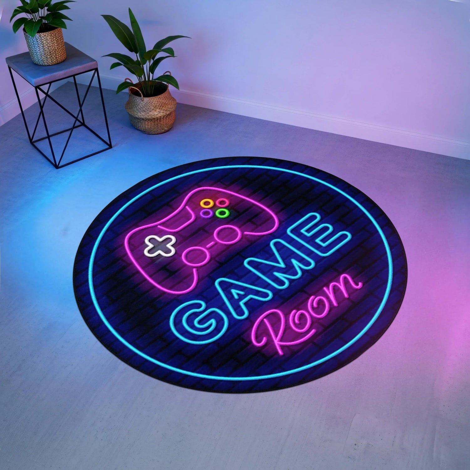 Oyun temalı özel tasarım yuvarlak halı. Koyu zemin üzerinde neon mavi halka, pembe ve mor tonlarda oyun kolu figürü ve stilize “Game Room” tipografisi bulunur. Parlak kontrastlar ve retro neon estetik ön plandadır.
