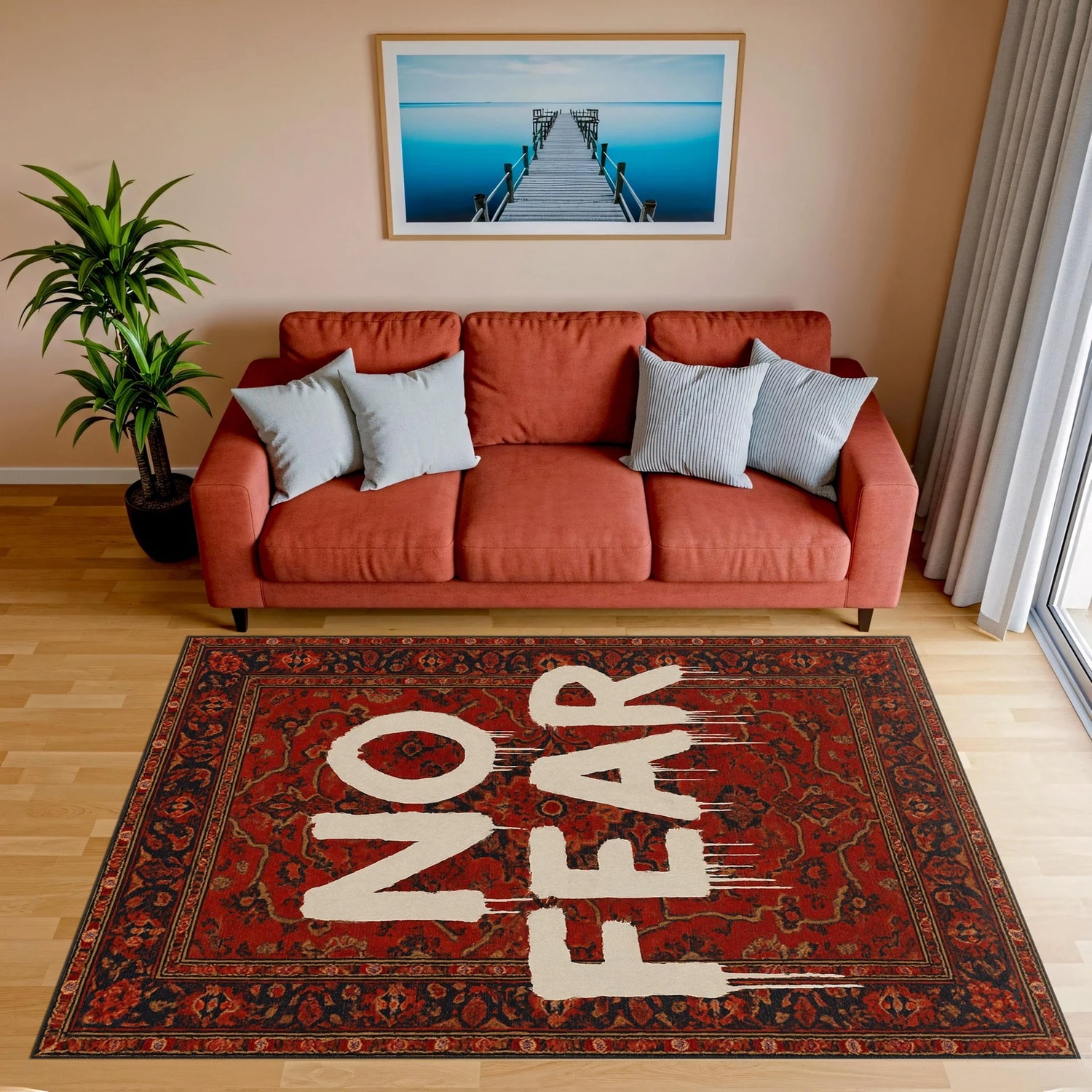 Klasik kırmızı halı kompozisyonu üzerine beyaz, damlama efektli “NO FEAR” yazısıyla tasarlanmış dijital baskı halı, geleneksel motiflerle modern tipografiyi bir araya getirir. Yüksek baskı kalitesi sayesinde yazı dokusu, renk kontrastı ve bordür detayları keskin ve canlı görünür. Salon, çalışma alanı, spor odası ve genç yaşam alanlarında güçlü bir mesaj veren bu özel tasarım, estetik ve motivasyonu birleştiren FabricUp imzalı dekoratif bir zemin ürünüdür.
