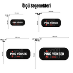Bilgisayar oyunları konseptli, siyah renkli ve PİNG YÜKSEK (999) yazılı dekoratif halı. Gri U-grafikleriyle zenginleştirilmiş, kaymaz tabanlı, yıkanabilir ve oyuncu masası önüne uygun oval formlu modern tematik halı.