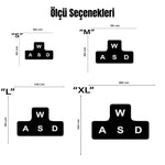 Modern grafik tasarım anlayışıyla hazırlanmış dekoratif halı, siyah zemin üzerinde büyük beyaz WASD harflerinden oluşan tipografik kompozisyona sahiptir. Harflerin yönsel yerleşimi minimal ve geometrik düzen oluşturur. Sade, güçlü kontrastlı ve oyun kültürünü yansıtan modern tipografi temalı halı tasarımıdır.
