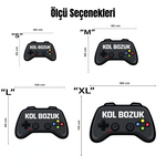 Gamepad şeklinde özel kesim, siyah ve gri tonlarda oyuncu halısı. Üzerinde büyük beyaz harflerle "KOL BOZUK" yazısı ve renkli buton figürleri bulunan, oyun odası konseptine uygun, kaymaz tabanlı ve dijital baskılı tematik halı.