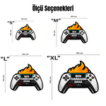 Gamepad figürlü tematik genç odası halısı. Alev görselleriyle süslenmiş konsol grafiğinin üzerinde beyaz harflerle Ben Isınmadım Daha yazısı bulunur. Siyah-beyaz renk düzeni ve konsol detaylarıyla oyun odası dekorasyonu için ideal.