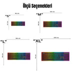Teknoloji temalı modern dekoratif halı tasarımı, uzun yatay klavye formu ile oluşturulmuş grafik kompozisyona sahiptir. Siyah zemin üzerinde düzenli tuş dizilimi bulunur ve her tuş RGB neon renk spektrumu ile vurgulanır. Kırmızıdan mora uzanan canlı geçişler futuristik ve minimal grafik estetiği oluşturur.