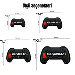 Gamepad figürlü, siyah renkli, özel kesim oyun odası halısı. Ürünün merkezinde dikkat çekici Kol Şarji Az yazısı, sol tarafında kırmızı biten pil görseli ve sağında sarı enerji ikonu bulunur. Oyun temalı ev dekorasyonu için ideal, şık ve tematik halı.