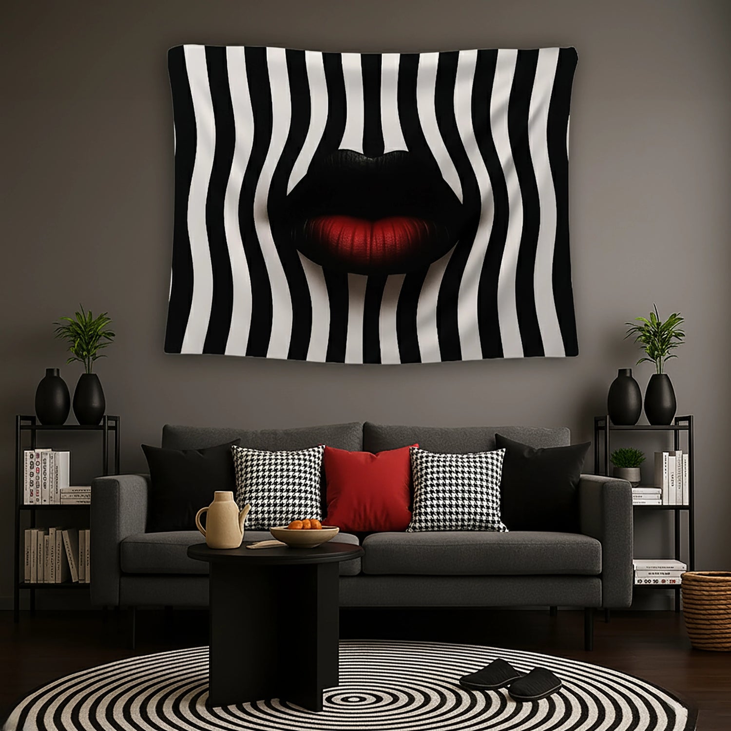Siyah beyaz dalgalı çizgilerle kaplı op art desen üzerinde merkezde yer alan kırmızı dudak figürüyle tasarlanan duvar örtüsü, yüksek kontrastlı grafik kompozisyonu ve optik illüzyon etkisi sayesinde modern, soyut ve sanatsal dekorasyon tarzına uyum sağlayan dikkat çekici bir tekstil tasarımıdır.