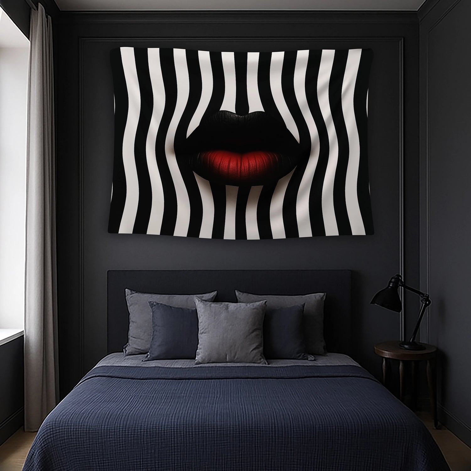 Zebra çizgilerini andıran akışkan siyah beyaz şeritler arasında belirginleşen kırmızı dudak detayıyla hazırlanan duvar örtüsü, minimal renk paleti ve güçlü kontrastıyla pop art, grafik ve çağdaş sanat estetiğini birleştiren özgün ve modern bir dekoratif üründür.