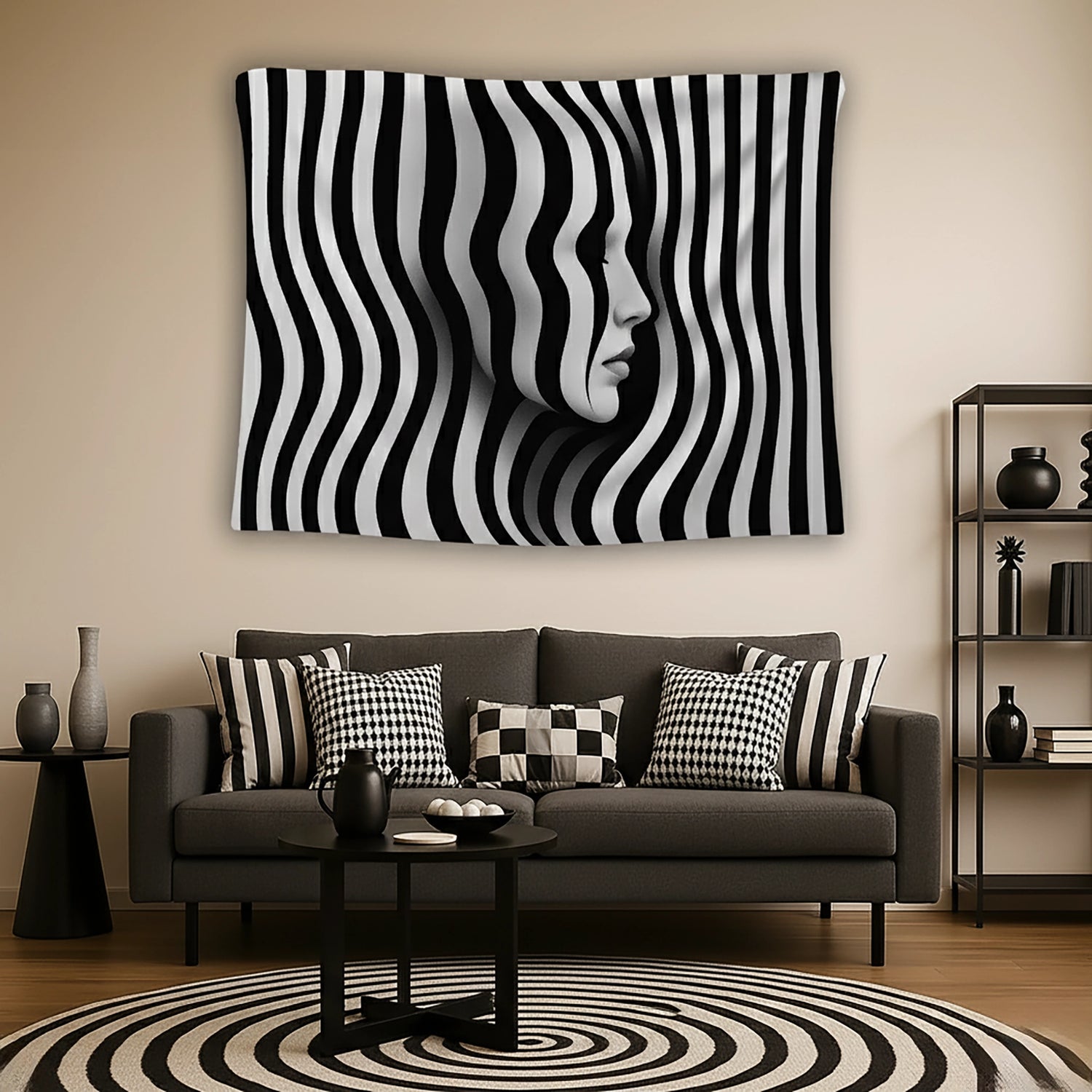 Siyah beyaz dalgalı çizgilerle oluşturulmuş optik illüzyon desenine sahip duvar örtüsü, çizgiler arasından belirginleşen kadın profili silüetiyle soyut ve sanatsal bir kompozisyon sunar; modern, minimal ve grafik tarzı sevenler için dikkat çekici dekoratif tekstil tasarımıdır.