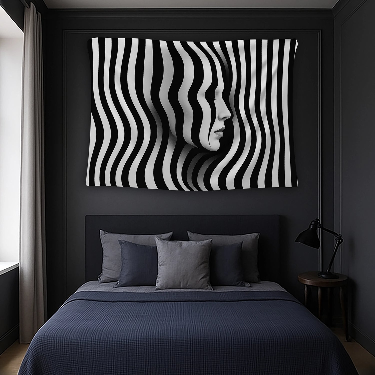 Dalgalı zebra çizgilerini andıran yüksek kontrastlı siyah beyaz desenler içinde gizlenmiş kadın yüzü profiliyle tasarlanan duvar örtüsü, op art ve illüstratif sanat etkilerini birleştiren dinamik görünümü sayesinde çağdaş ve estetik bir dekoratif tekstil ürünüdür.