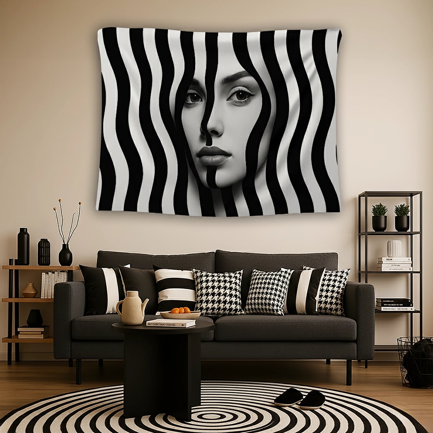 Siyah beyaz dalgalı çizgilerle kaplanmış yüzey üzerinde önden bakan kadın portresinin kısmen gizlendiği duvar örtüsü, op art ve optik illüzyon tarzını yansıtan yüksek kontrastlı deseniyle modern, grafik ve sanatsal dekorasyon anlayışına uyum sağlayan estetik bir tekstil tasarımıdır.