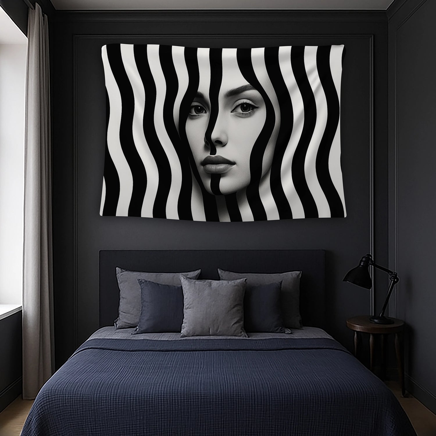 Akışkan zebra desenlerini andıran siyah beyaz şeritler arasından ortaya çıkan kadın yüzü detayıyla tasarlanan duvar örtüsü, derinlik ve hareket hissi oluşturan optik sanat kompozisyonuyla minimal, çağdaş ve dikkat çekici bir görsel etki sunan dekoratif üründür.