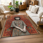 Merkezinde klasik portre tarzında kadın figürü yer alan, etrafı yoğun yaprak ve çiçek motifleriyle çerçevelenmiş dekoratif halı; kırmızı, yeşil ve gri renk dengesi, detaylı desen işçiliği ve sanatsal dokuma görünümü.
