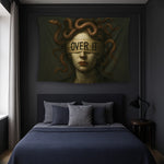 Yılanlarla çevrili kadın portresi ve koyu renk paletiyle hazırlanan FabricUp duvar örtüsü, alternatif ve sanatsal dekorasyonlar için karakterli bir tasarım sunar. Net dijital baskı teknolojisi sayesinde yüz hatları ve dokular belirgin, kontrastlar güçlü şekilde yansır.