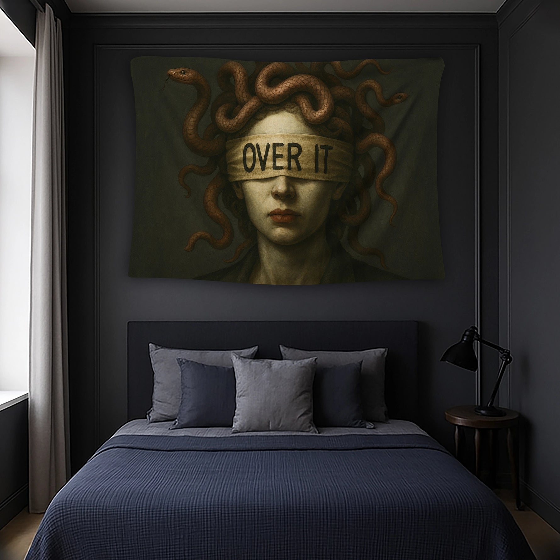 Yılanlarla çevrili kadın portresi ve koyu renk paletiyle hazırlanan FabricUp duvar örtüsü, alternatif ve sanatsal dekorasyonlar için karakterli bir tasarım sunar. Net dijital baskı teknolojisi sayesinde yüz hatları ve dokular belirgin, kontrastlar güçlü şekilde yansır.