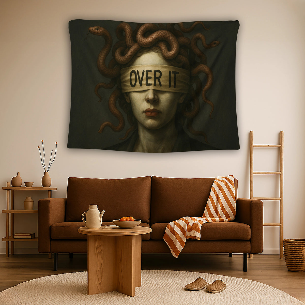 Sürreal ve mistik atmosfer taşıyan bu FabricUp duvar örtüsü, Medusa esintili saç dokuları, minimal tipografi ve derin gölgelerle modern sanat görünümü sağlar. Dayanıklı baskı yüzeyi renkleri doygun tutar, detayları keskin ve gerçekçi biçimde gösterir.