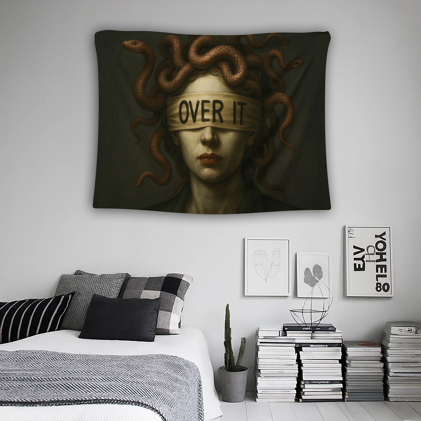 Sürreal ve mistik atmosfer taşıyan bu FabricUp duvar örtüsü, Medusa esintili saç dokuları, minimal tipografi ve derin gölgelerle modern sanat görünümü sağlar. Dayanıklı baskı yüzeyi renkleri doygun tutar, detayları keskin ve gerçekçi biçimde gösterir.