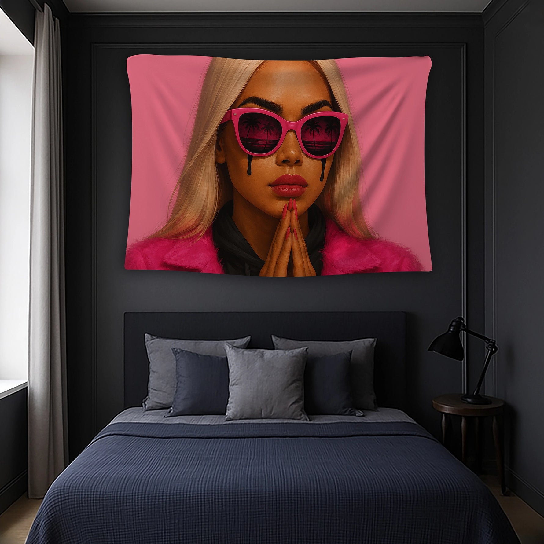 Neon pembe tonların hâkim olduğu bu duvar örtüsü, stilize kadın yüzü, parlak güneş gözlüğü ve dramatik makyaj detaylarıyla dikkat çeker; cam yansımalarındaki tropik palmiye manzarası sayesinde yaz temalı, pop kültür ve urban sanat estetiğini bir araya getirir.