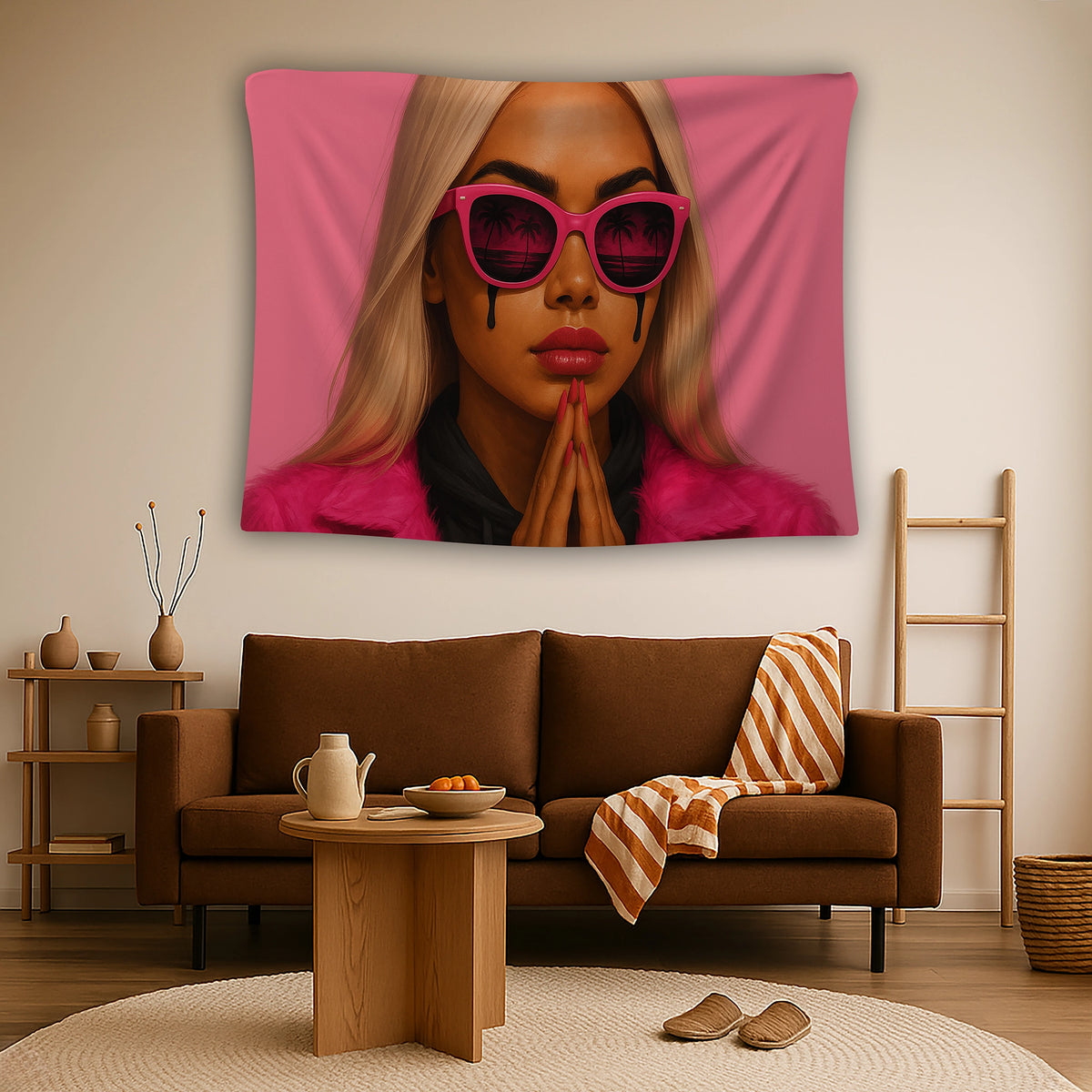 Minimal kompozisyonda önden bakan kadın figürü, pembe ceket, koyu dudak rengi ve güneş gözlüğünde görünen palmiye yansımalarıyla hazırlanan duvar örtüsü, retro yaz havası ve modern illüstratif tarzı birleştiren enerjik ve estetik bir tekstil tasarımına sahiptir.