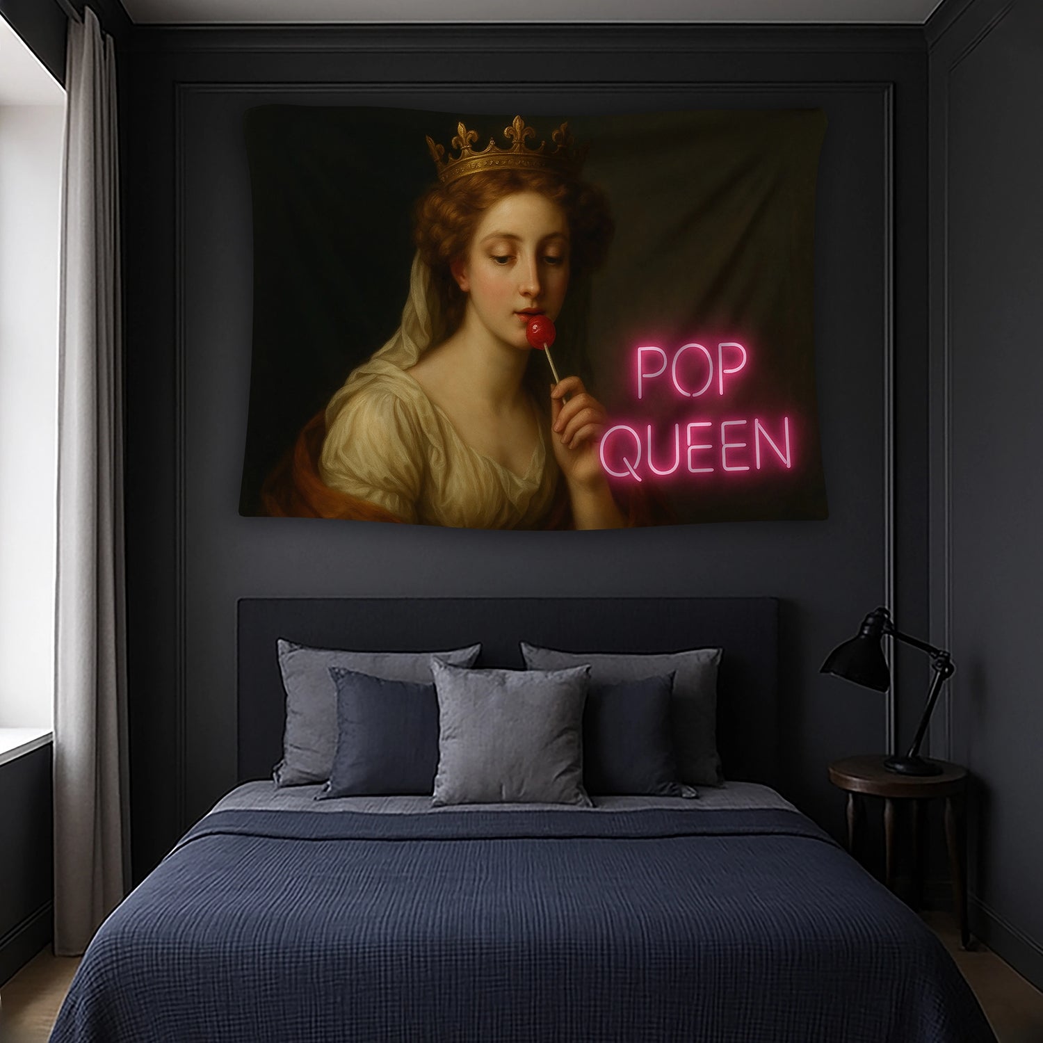 Klasik yağlı boya portre estetiğini modern neon tipografiyle buluşturan FabricUp duvar örtüsü, taçlı kadın figür ve “Pop Queen” yazısıyla dikkat çekici bir dekor sunar. Yüksek çözünürlüklü dijital baskı sayesinde renkler net, detaylar keskin ve uzun ömürlüdür.