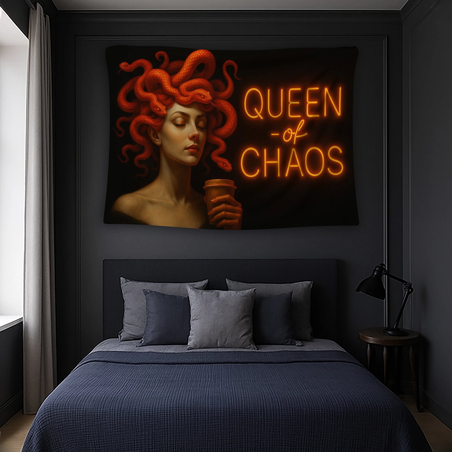 Karanlık fon üzerinde neon tipografi ve mitolojik kadın figürüyle tasarlanan FabricUp duvar örtüsü, gotik ve pop art tarzı bir atmosfer oluşturur. Canlı turuncu tonlar ve keskin baskı kalitesiyle duvarda güçlü bir odak noktası sağlar.