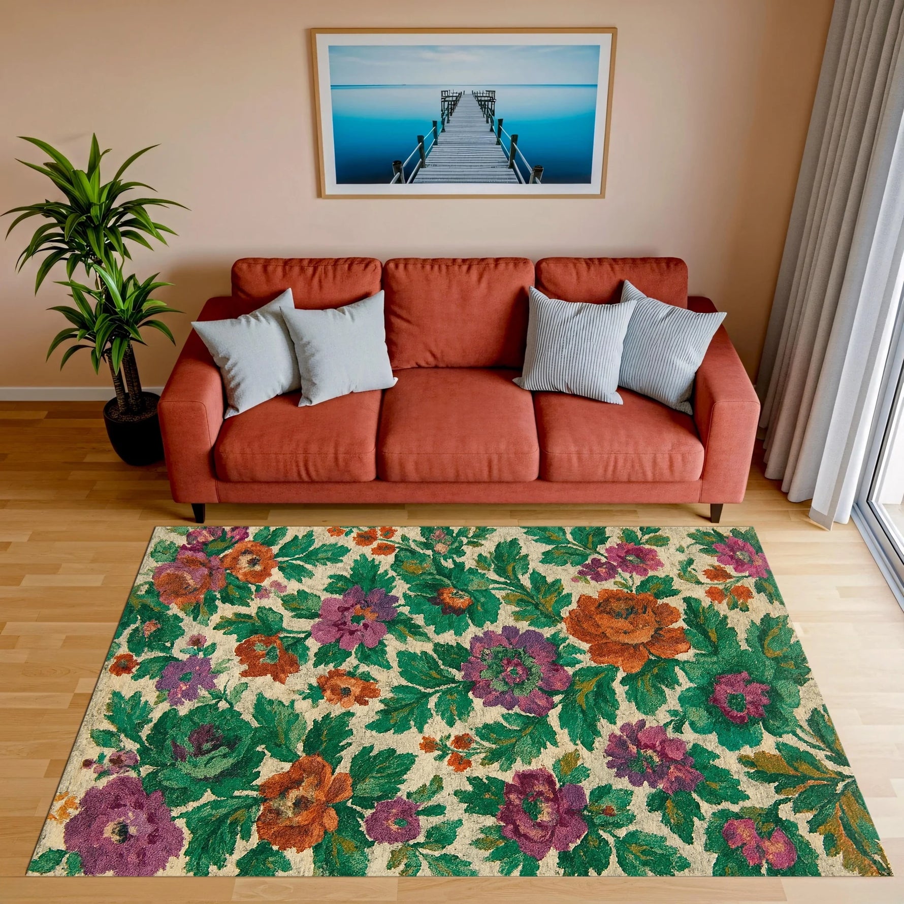 Mor, turuncu ve yeşil çiçek motifleriyle bezeli krem fonlu dijital baskı halı, klasik floral desen, vintage estetik, cottage stil ve doğal bitki temalı dekorasyon arayanlar için dikkat çekici bir zemin tasarımı sunar.
