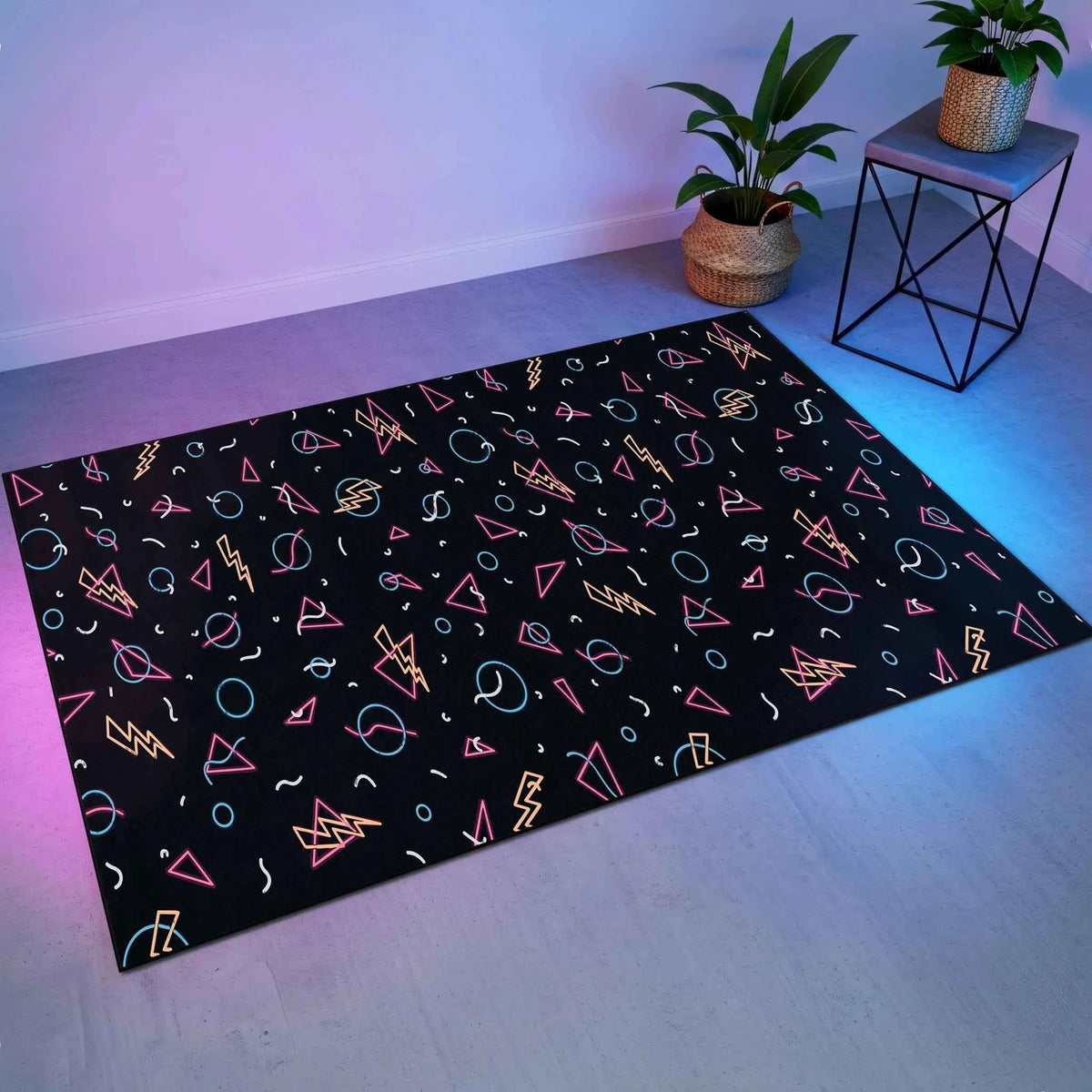 Retro Atari Simgeli ve Neon Desenli Oyuncu Halısı