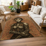 Ortada dişliler, metal eklemler ve gözlük detaylarıyla betimlenmiş robot kadın portresi bulunan, arka planda vintage bitkisel motiflerle süslenmiş dekoratif halı; retro-fütüristik steampunk estetiği ve zengin desen yoğunluğu.
