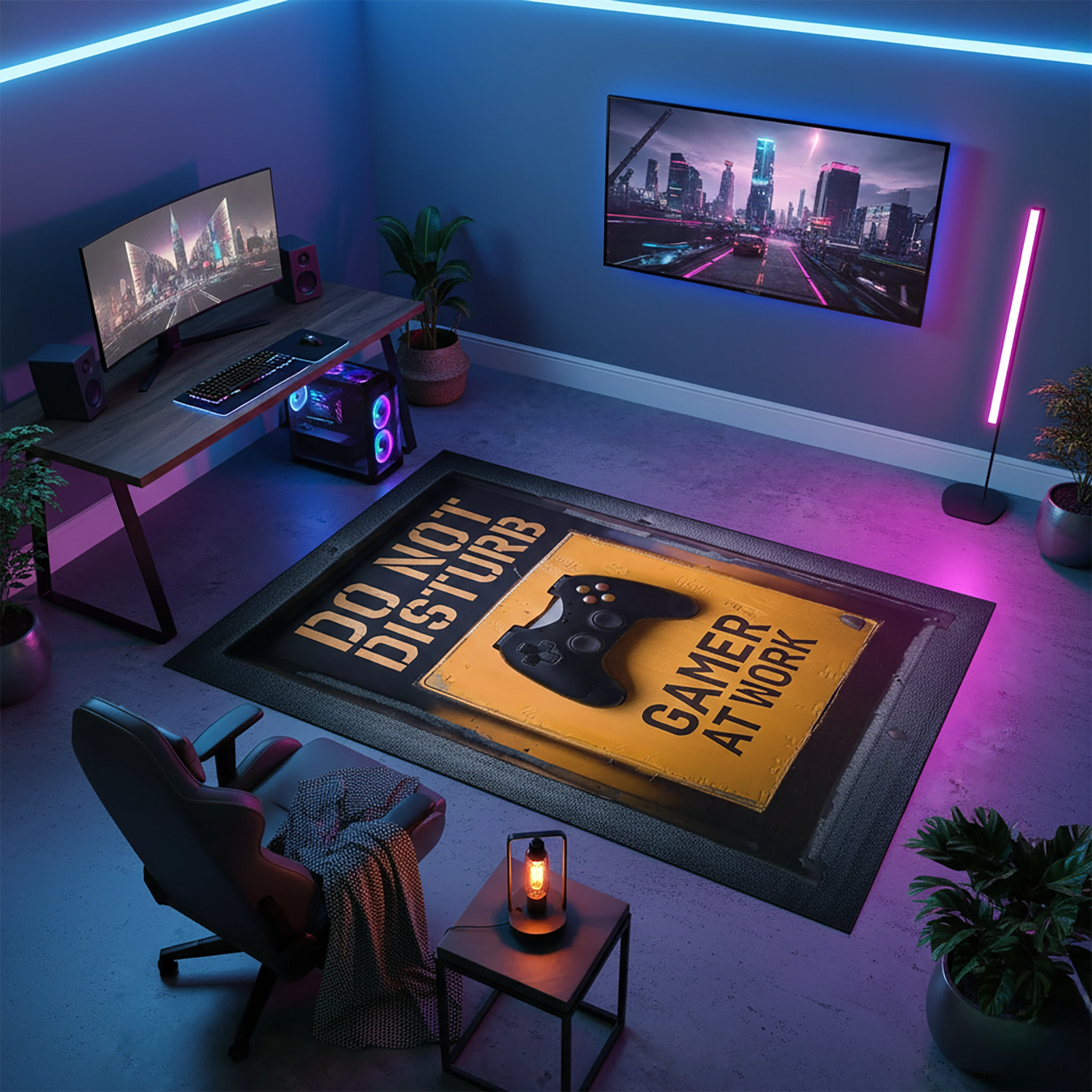 Siyah çerçeve içinde sarı zeminli metal plaka görünümünde tasarlanmış, ortasında oyun kumandası illüstrasyonu ve “Do Not Disturb – Gamer at Work” tipografisi bulunan dijital baskı halı, endüstriyel ve gamer temalı güçlü bir kompozisyon sunar. Yüksek çözünürlüklü baskı sayesinde yazı kenarları, metal doku efekti ve kumanda detayları net, renk kontrastı dengeli ve yüzey dokusu homojen görünür. Oyun odası, genç odası, ofis ve hobi alanlarında kullanılabilecek bu tasarım, FabricUp koleksiyonuna ait karakterli b