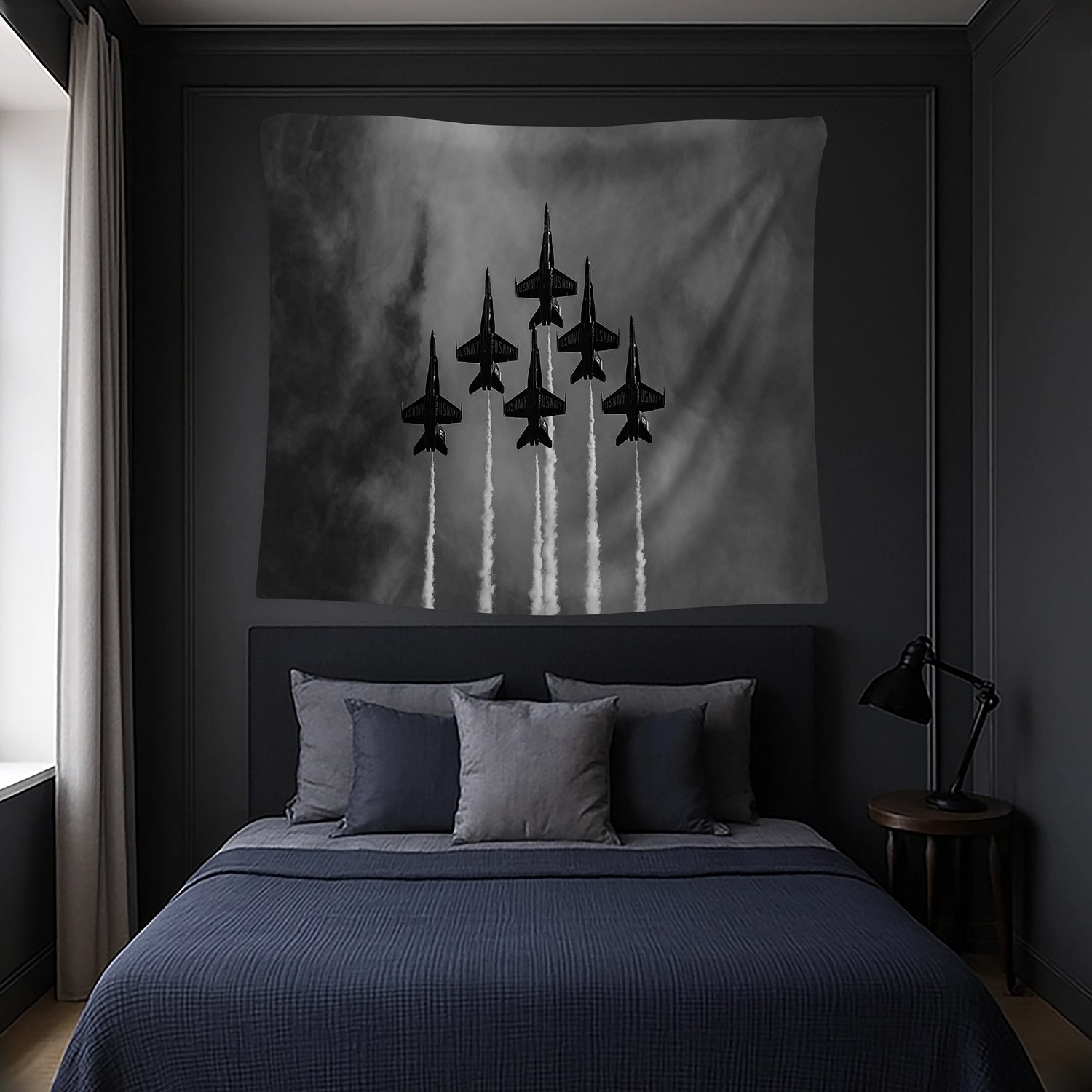 Modern ve maskülen temalı FabricUp duvar örtüsü, duman izleri bırakarak uçan jet savaş uçakları kompozisyonuyla cesur bir duvar dekoru oluşturur. Keskin çizgiler ve siyah beyaz kontrastlı baskı, mekâna endüstriyel ve güçlü bir karakter katar.