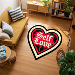 Kalp formu içinde “Self Love” tipografisiyle tasarlanmış bu halı, aşk teması, pozitif mesaj, pop art stil, retro yazı karakteri ve güçlü kontrastlı kırmızı siyah renk paletiyle modern, motivasyonel ve duygusal dekorasyon için dikkat çekici bir tasarım sunar.
