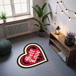 Kalp formu içinde “Self Love” tipografisiyle tasarlanmış bu halı, aşk teması, pozitif mesaj, pop art stil, retro yazı karakteri ve güçlü kontrastlı kırmızı siyah renk paletiyle modern, motivasyonel ve duygusal dekorasyon için dikkat çekici bir tasarım sunar.
