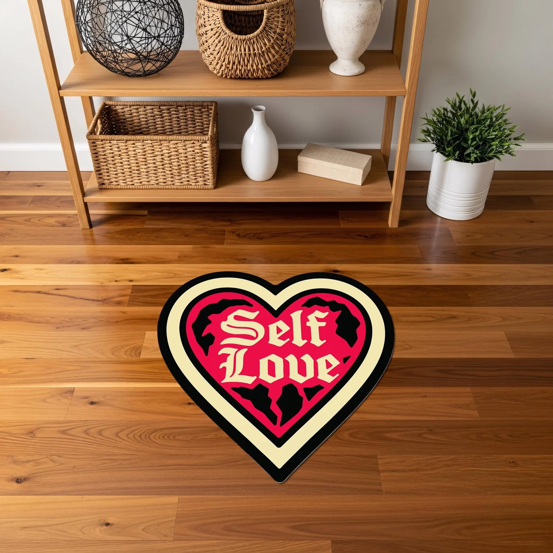Romantik kalp formu, cesur tipografik yazı stili ve canlı kırmızı tonlarla oluşturulan bu halı, sevgi teması, pozitif enerji, pop art grafik tasarım ve modern duvar sanatı estetiğini zemin dekorasyonuna taşır.
