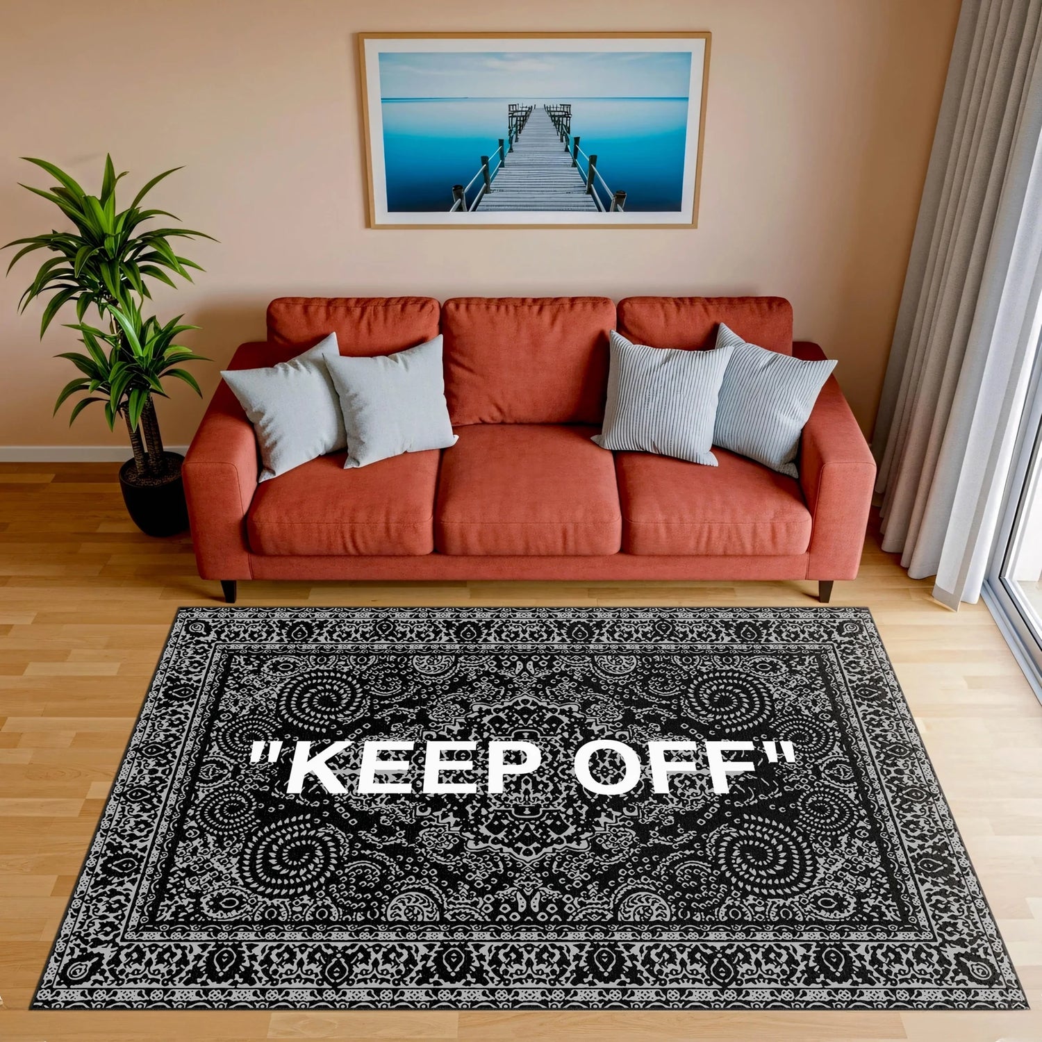 Merkezde büyük beyaz yazı bulunan, çevresi detaylı oriental paisley motifleriyle kaplı siyah zeminli halı; tipografik vurgu, klasik desen dokusu ve modern sokak sanatı estetiğini birleştiren güçlü görsel kompozisyon.
