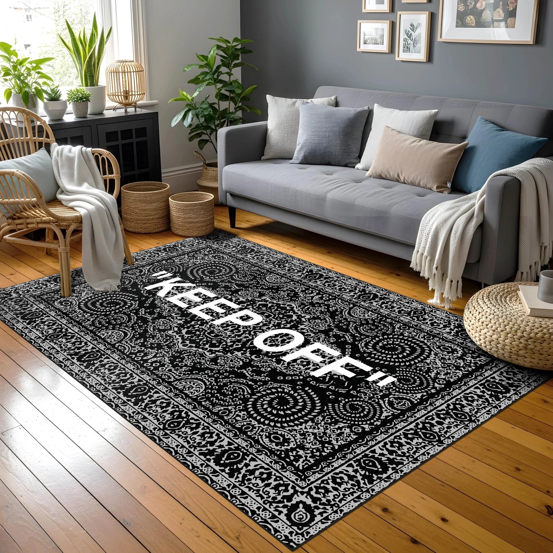 Siyah zemin üzerinde beyaz “KEEP OFF” tipografisi, etrafında yoğun paisley ve arabesk desenlerle çerçevelenmiş modern halı; yüksek kontrastlı siyah-beyaz renk paleti, simetrik bordür yapısı ve grafik odaklı çağdaş tasarım.
