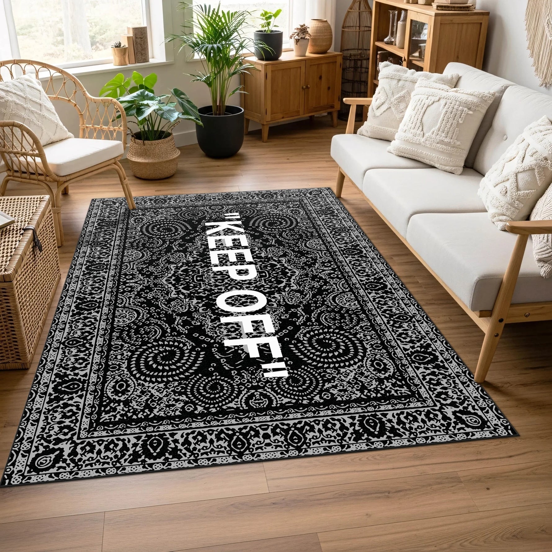 Ortada büyük tipografik yazı, çevresinde ince detaylı paisley ve floral desenlerden oluşan çerçeve bulunan siyah-beyaz halı; klasik süsleme dili ile modern grafik tasarımın birleştiği dikkat çekici yüzey kompozisyonu.
