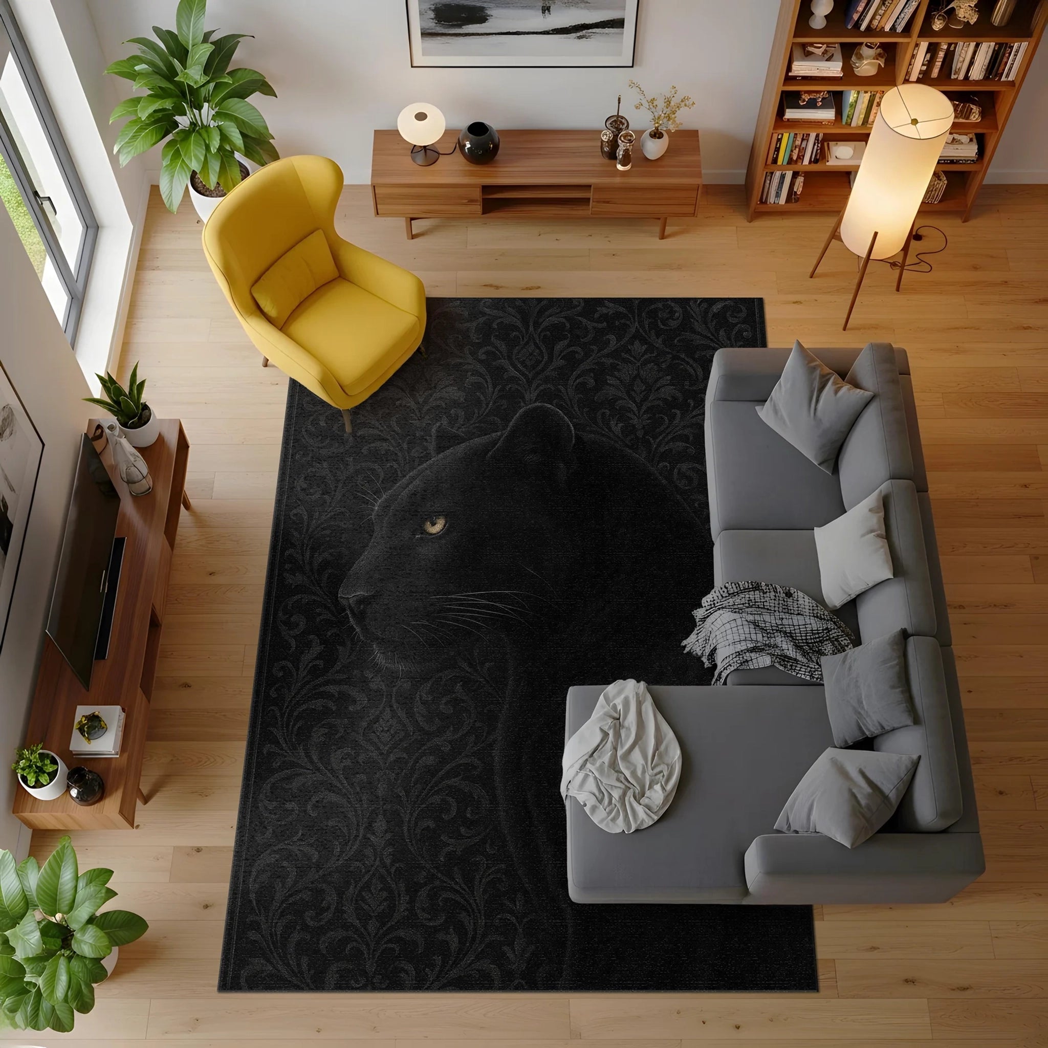 Siyah ton ağırlıklı, gotik damask desenli özel tasarım halı. Halının sol bölümünde karanlık zeminle bütünleşen detaylı siyah panter başı figürü yer alır. Mat dokulu görünüm, gizemli ve dramatik bir estetik sunar.
