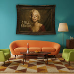 Vintage portre estetiğiyle tasarlanmış FabricUp duvar örtüsü, altın tonlu klasik kadın figürü ve “STILL FAMOUS” yazı detayıyla retro ve pop art karışımı güçlü bir dekor sunar. Yüksek çözünürlüklü dijital baskı sayesinde çatlak doku ve yüz detayları net ve gerçekçi görünür.